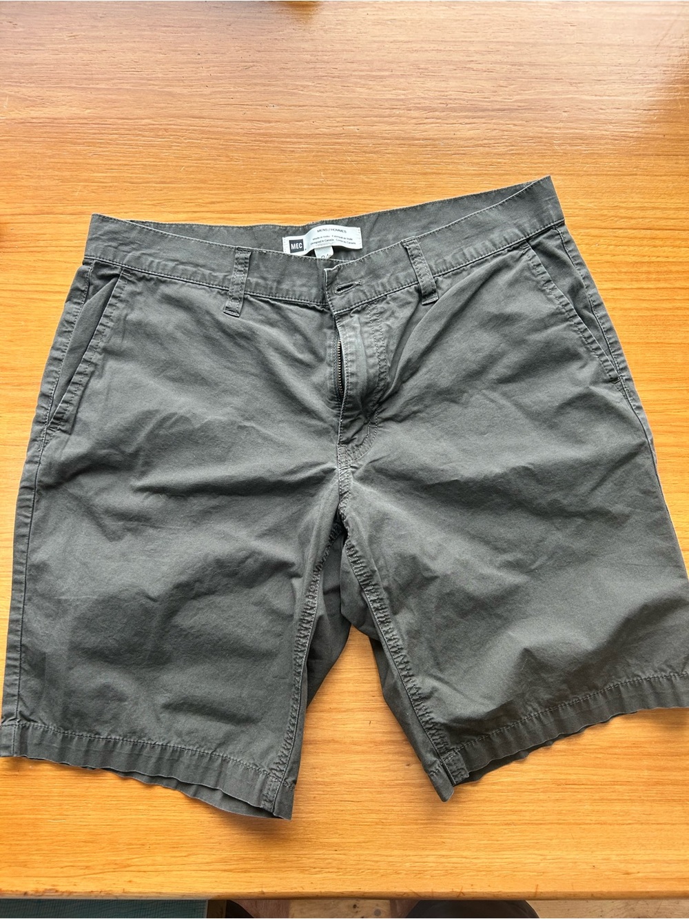 MEC Mens size 34 fit like 32. Khaki shorts. 100% Organic Cotton. Olive in colour